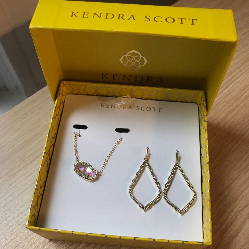 Elisa Necklace & Sophia Earring Gift Set in Gold